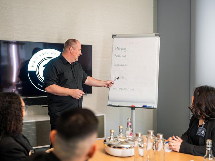 Einsatzplanung und Einweisung im Schulungsraum von Black Rock Security